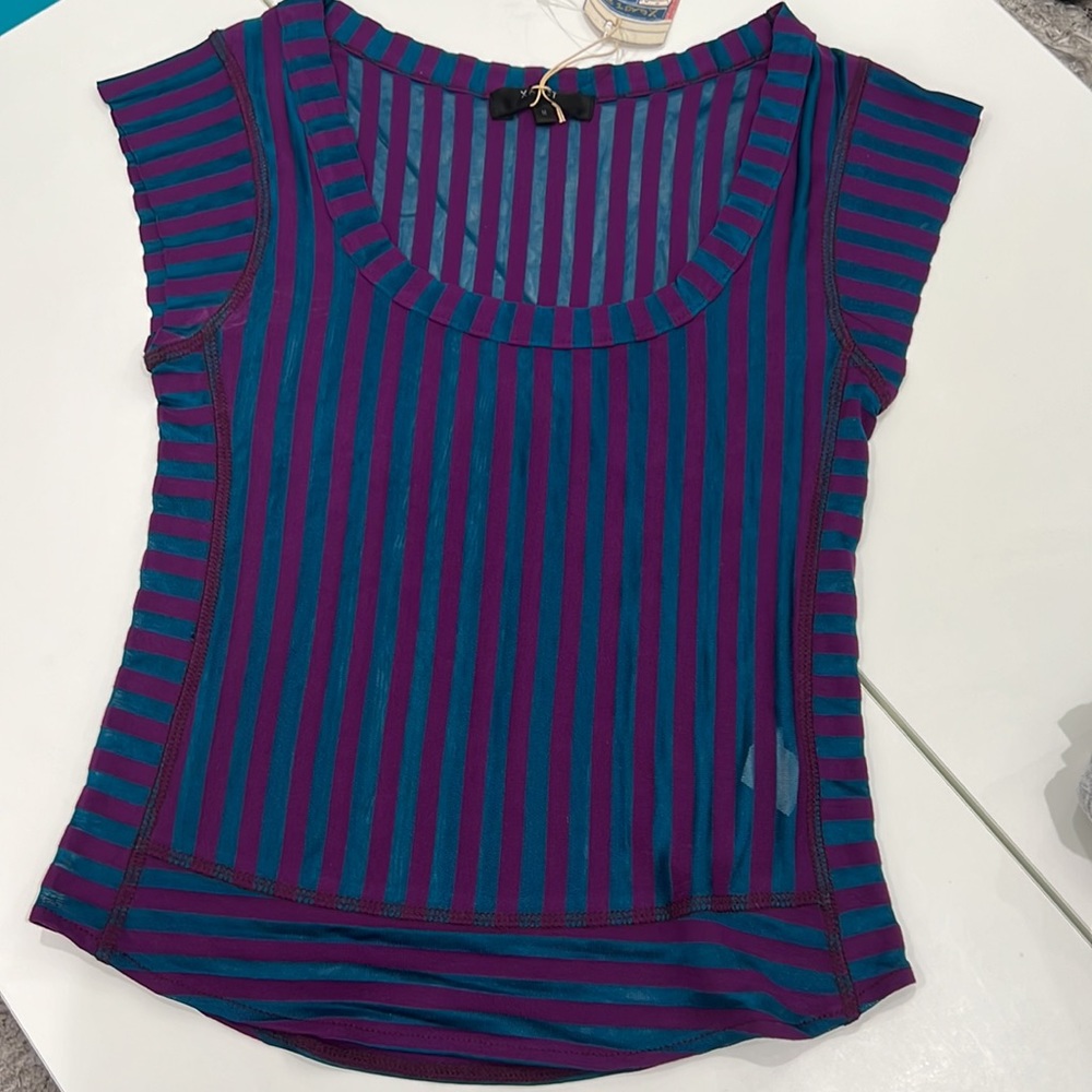 Trendy sheer top! Size M NWT
